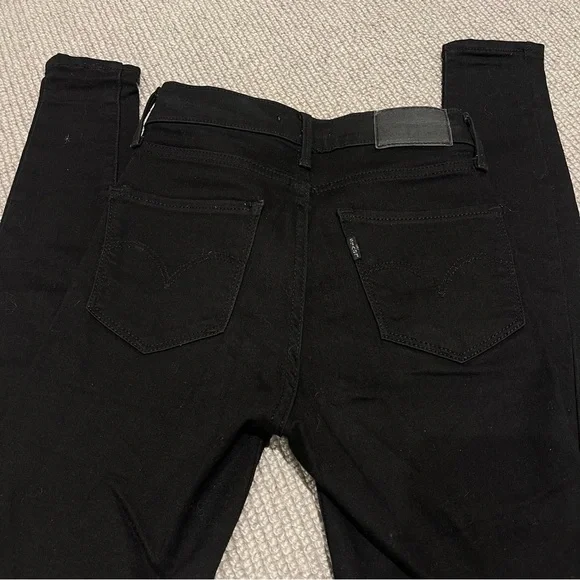 Levi’s Women’s 720 High-Rise Super-Skinny Jeans in Blackest Night (24) - Picture 4 of 6